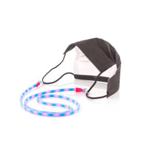Das Maskenband ist der kleine Helfer im Alltag. Hier in der Farbkombi in Neon Blau Pink. Neon ist für den Sommer immer perfekt. Sie passt sehr gut zu einer weissen Bluse, oder einem weissen Hemd. Damit Du nicht ständig Deine Maske aus der Tasche holen musst, oder in der Hand hältst, hängst Du die Maske mit dem Band einfach um den Hals und steckst sie Dir in die Tasche Deines Oberhemdes, oder in die Revertasche Deiner Jacke, wenn Du sie nicht benötigst. Sie kann aber auch einfach runterhängen. Ob Du bei der Arbeit bist, oder in ein Geschäft, oder ins Restaurant gehst, kannst Du sie schnell aufsetzen. Die zwei Karabinerverschlüsse klemmst Du einfach an das Gummiband, das bei Gebrauch um die Ohren gelegt wird. Durch das Eigengewicht hängen die Karabiner an der tiefsten Stelle des Gummibandes, sodaß sie auch nicht an den Ohren drücken können. Die Karabiner sind mit feinen Nylonbänder befestigt. Die Farben dieser Bänder kannst Du Dir über die Tabelle aussuchen. Die Maskenbänder werden dann darauf hin gefertigt. Stelle Dir Deine Farbkombi zusammen.