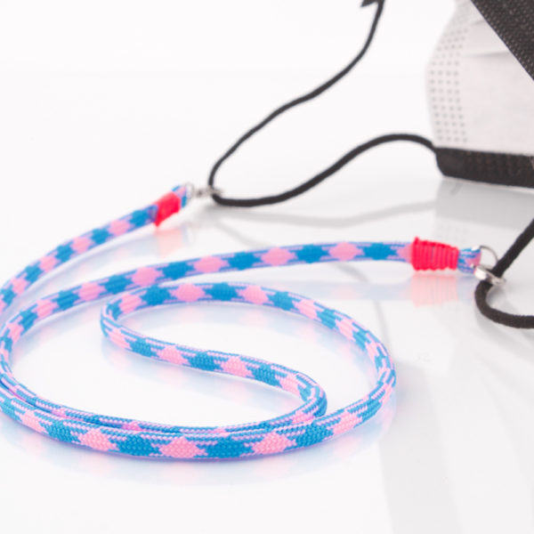 Das Maskenband ist der kleine Helfer im Alltag. Hier in der Farbkombi in Neon Blau Pink. Neon ist für den Sommer immer perfekt. Sie passt sehr gut zu einer weissen Bluse, oder einem weissen Hemd. Damit Du nicht ständig Deine Maske aus der Tasche holen musst, oder in der Hand hältst, hängst Du die Maske mit dem Band einfach um den Hals und steckst sie Dir in die Tasche Deines Oberhemdes, oder in die Revertasche Deiner Jacke, wenn Du sie nicht benötigst. Sie kann aber auch einfach runterhängen. Ob Du bei der Arbeit bist, oder in ein Geschäft, oder ins Restaurant gehst, kannst Du sie schnell aufsetzen. Die zwei Karabinerverschlüsse klemmst Du einfach an das Gummiband, das bei Gebrauch um die Ohren gelegt wird. Durch das Eigengewicht hängen die Karabiner an der tiefsten Stelle des Gummibandes, sodaß sie auch nicht an den Ohren drücken können. Die Karabiner sind mit feinen Nylonbänder befestigt. Die Farben dieser Bänder kannst Du Dir über die Tabelle aussuchen. Die Maskenbänder werden dann darauf hin gefertigt. Stelle Dir Deine Farbkombi zusammen.
