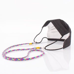 Das Maskenband ist der kleine Helfer im Alltag. Hier in der Farbkombi in Blau Pink Lila Gelb. Bunt ist für den Sommer immer perfekt. Sie passt sehr gut zu einer weissen Bluse, oder einem weissen Hemd. Damit Du nicht ständig Deine Maske aus der Tasche holen musst, oder in der Hand hältst, hängst Du die Maske mit dem Band einfach um den Hals und steckst sie Dir in die Tasche Deines Oberhemdes, oder in die Revertasche Deiner Jacke, wenn Du sie nicht benötigst. Sie kann aber auch einfach runterhängen. Ob Du bei der Arbeit bist, oder in ein Geschäft, oder ins Restaurant gehst, kannst Du sie schnell aufsetzen. Die zwei Karabinerverschlüsse klemmst Du einfach an das Gummiband, das bei Gebrauch um die Ohren gelegt wird. Durch das Eigengewicht hängen die Karabiner an der tiefsten Stelle des Gummibandes, sodaß sie auch nicht an den Ohren drücken können. Die Karabiner sind mit feinen Nylonbänder befestigt. Die Farben dieser Bänder kannst Du Dir über die Tabelle aussuchen. Die Maskenbänder werden dann daraufhin gefertigt. Stelle Dir Deine Farbkombi zusammen.
