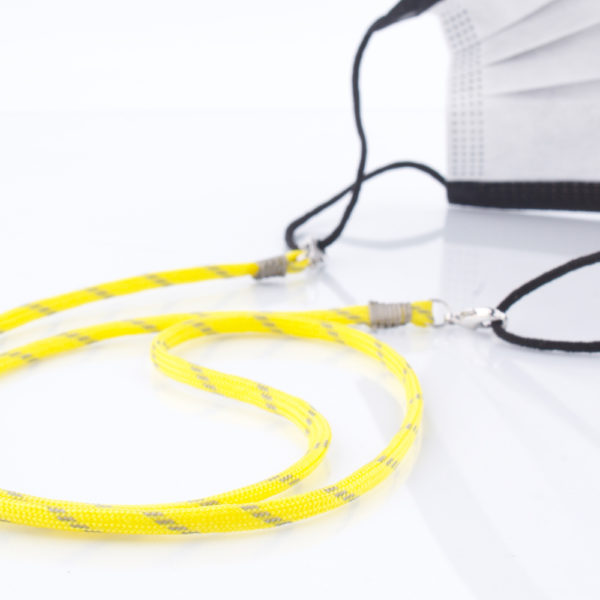 Das Maskenband ist der kleine Helfer im Alltag. Hier in der Farbkombi in Neon Gelb Grau. Neon ist für den Sommer immer perfekt. Sie passt sehr gut zu einer weissen Bluse, oder einem weissen Hemd. Damit Du nicht ständig Deine Maske aus der Tasche holen musst, oder in der Hand hältst, hängst Du die Maske mit dem Band einfach um den Hals und steckst sie Dir in die Tasche Deines Oberhemdes, oder in die Revertasche Deiner Jacke, wenn Du sie nicht benötigst. Sie kann aber auch einfach runterhängen. Ob Du bei der Arbeit bist, oder in ein Geschäft, oder ins Restaurant gehst, kannst Du sie schnell aufsetzen. Die zwei Karabinerverschlüsse klemmst Du einfach an das Gummiband, das bei Gebrauch um die Ohren gelegt wird. Durch das Eigengewicht hängen die Karabiner an der tiefsten Stelle des Gummibandes, sodaß sie auch nicht an den Ohren drücken können. Die Karabiner sind mit feinen Nylonbänder befestigt. Stelle Dir Deine Farbkombi zusammen.