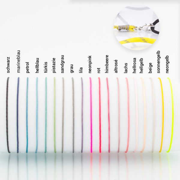 Das Maskenband ist der kleine Helfer im Alltag. Hier in der Farbkombi in Neon Gelb Grau. Neon ist für den Sommer immer perfekt. Sie passt sehr gut zu einer weissen Bluse, oder einem weissen Hemd. Damit Du nicht ständig Deine Maske aus der Tasche holen musst, oder in der Hand hältst, hängst Du die Maske mit dem Band einfach um den Hals und steckst sie Dir in die Tasche Deines Oberhemdes, oder in die Revertasche Deiner Jacke, wenn Du sie nicht benötigst. Sie kann aber auch einfach runterhängen. Ob Du bei der Arbeit bist, oder in ein Geschäft, oder ins Restaurant gehst, kannst Du sie schnell aufsetzen. Die zwei Karabinerverschlüsse klemmst Du einfach an das Gummiband, das bei Gebrauch um die Ohren gelegt wird. Durch das Eigengewicht hängen die Karabiner an der tiefsten Stelle des Gummibandes, sodaß sie auch nicht an den Ohren drücken können. Die Karabiner sind mit feinen Nylonbänder befestigt. Stelle Dir Deine Farbkombi zusammen.