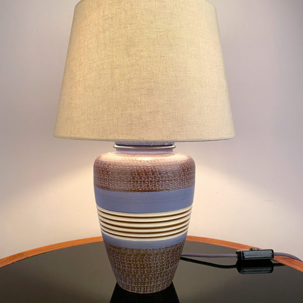 LA BELLEZA. Das Design der Lampe ist im mexican Style der 50er Jahre. Warme Farben und geometrische Muster kommen hier zusammen. Mittels einer Kratztechnik wurde das geometrische Muster in den Ton eingebracht. Die Farbtöne bewegen sich zwischen Sand, dunkelbraun, hellblau, und einem erdigen, ockerfarbenem Braun.