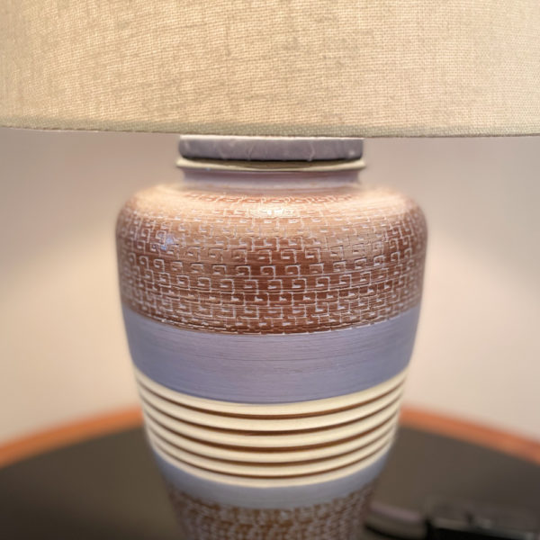LA BELLEZA. Das Design der Lampe ist im mexican Style der 50er Jahre. Warme Farben und geometrische Muster kommen hier zusammen. Mittels einer Kratztechnik wurde das geometrische Muster in den Ton eingebracht. Die Farbtöne bewegen sich zwischen Sand, dunkelbraun, hellblau, und einem erdigen, ockerfarbenem Braun.