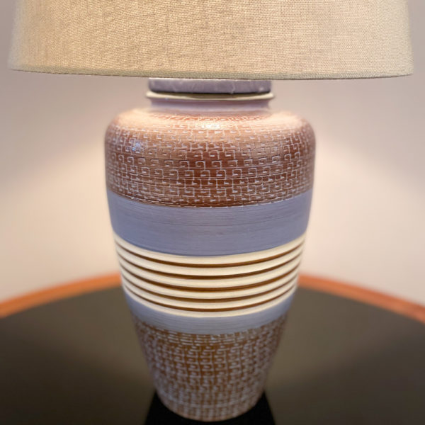 LA BELLEZA. Das Design der Lampe ist im mexican Style der 50er Jahre. Warme Farben und geometrische Muster kommen hier zusammen. Mittels einer Kratztechnik wurde das geometrische Muster in den Ton eingebracht. Die Farbtöne bewegen sich zwischen Sand, dunkelbraun, hellblau, und einem erdigen, ockerfarbenem Braun.