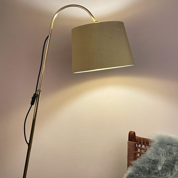 Zeit für Gemütlichkeit und für das Lesen. Mit dieser wunderschönen Stehlampe für das Wohnzimmer, oder auch als Lampe im Schlafzimmer lässt sich eine gemütliche Atmosphäre schaffen. Die Lampe ist aus den 1950er Jahren. Der goldene Stoff des Schirmes ist aus 100% Seide. Das Gestell ist aus Messing gefertigt. Der Ständer der Lampe lässt sich in der Mitte mit Hilfe einer Schraube raus und reinschieben und somit in der Höhe verstellen. Am oberen Ende des Ständers lässt sich auch mit Hilfe einer Flügelschraube der Schirm in vertikaler Richtung nach vorn und nach hinten verstellen. Ein Unikat!