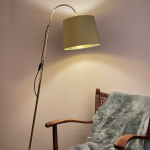 Zeit für Gemütlichkeit und für das Lesen. Mit dieser wunderschönen Stehlampe für das Wohnzimmer, oder auch als Lampe im Schlafzimmer lässt sich eine gemütliche Atmosphäre schaffen. Die Lampe ist aus den 1950er Jahren. Der goldene Stoff des Schirmes ist aus 100% Seide. Das Gestell ist aus Messing gefertigt. Der Ständer der Lampe lässt sich in der Mitte mit Hilfe einer Schraube raus und reinschieben und somit in der Höhe verstellen. Am oberen Ende des Ständers lässt sich auch mit Hilfe einer Flügelschraube der Schirm in vertikaler Richtung nach vorn und nach hinten verstellen. Ein Unikat!