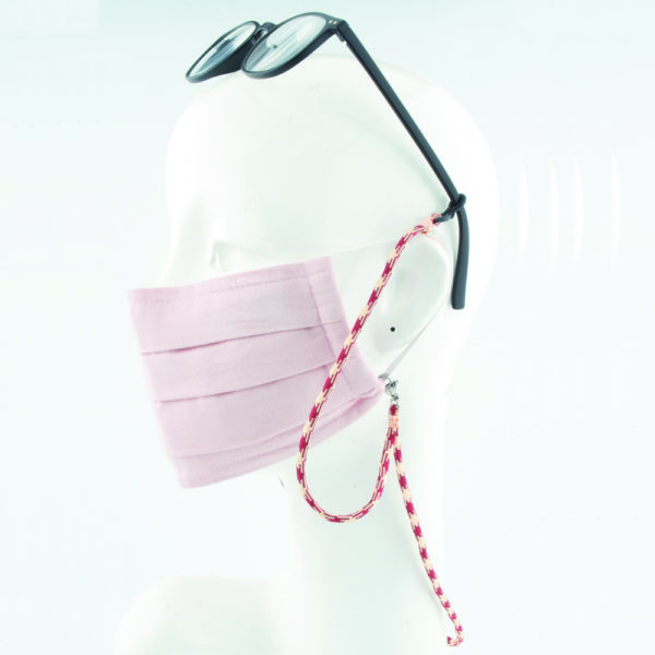 Das Masken Brillen Band ist eine effektive Hilfe im Alltag. Hier im Hahnentrittmuster aus Bordeaux und cremefarben. Ein Klassiker, der modern als hipp kombiniert werden kann. Damit Du nicht ständig Deine Maske aus der Tasche holen musst, oder in der Hand hältst, hängst Du die Maske einfach um den Hals. An dem Band kannst Du die Maske, als auch Deine Brille befestigen. Die zwei Karabinerverschlüsse klemmst Du einfach an das Maskenband, das bei Gebrauch um die Ohren gelegt wird, oder bei Nichtgebrauch runterhängt. Gleichzeitig kannst Du auch als Brillenträger die Brille am selben Band mit der Maske zusammen tragen. Die Maske hängt höher als die Brille. Die Ösen aus Naturkautschuk dienen dazu die Brille zu halten. Jederzeit kannst Du somit die Brille absetzen, oder aufsetzen, ohne sie wegzulegen.