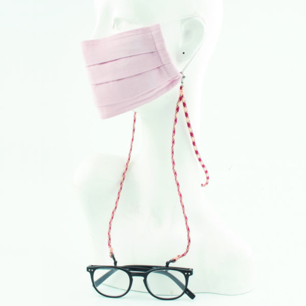 Das Masken Brillen Band ist eine effektive Hilfe im Alltag. Hier im Hahnentrittmuster aus Bordeaux und cremefarben. Ein Klassiker, der modern als hipp kombiniert werden kann. Damit Du nicht ständig Deine Maske aus der Tasche holen musst, oder in der Hand hältst, hängst Du die Maske einfach um den Hals. An dem Band kannst Du die Maske, als auch Deine Brille befestigen. Die zwei Karabinerverschlüsse klemmst Du einfach an das Maskenband, das bei Gebrauch um die Ohren gelegt wird, oder bei Nichtgebrauch runterhängt. Gleichzeitig kannst Du auch als Brillenträger die Brille am selben Band mit der Maske zusammen tragen. Die Maske hängt höher als die Brille. Die Ösen aus Naturkautschuk dienen dazu die Brille zu halten. Jederzeit kannst Du somit die Brille absetzen, oder aufsetzen, ohne sie wegzulegen.