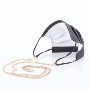 Die Masken Kette aus Edelstahl ist stylisch, edel und zugleich eine effektive Hilfe im Alltag. Hier in goldfarben. Die Panzerkette ist ein Klassiker und findet sich in vielen Accessoires wieder.  Damit Du nicht ständig Deine Maske aus der Tasche holen musst, oder in der Hand hältst, hängst Du die Maske einfach um den Hals. Die zwei Karabinerverschlüsse klemmst Du einfach an die Maske. Diese Edelstahlkette aus Panzerkettengliedern ist eine zarte Ausführung und ist leicht. Die Panzerkette glitzert durch die facettierten Glieder. Die Kette ist goldfarben und aus Edelstahl gefertigt.