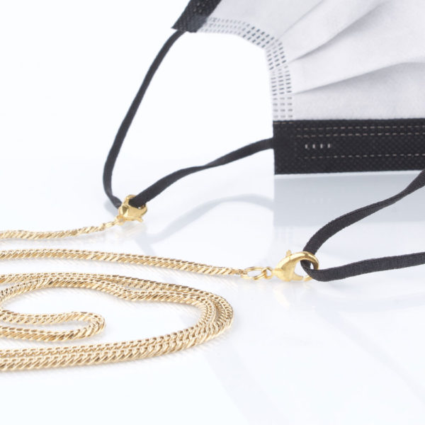 Die Masken Kette aus Edelstahl ist stylisch, edel und zugleich eine effektive Hilfe im Alltag. Hier in goldfarben. Die Panzerkette ist ein Klassiker und findet sich in vielen Accessoires wieder.  Damit Du nicht ständig Deine Maske aus der Tasche holen musst, oder in der Hand hältst, hängst Du die Maske einfach um den Hals. Die zwei Karabinerverschlüsse klemmst Du einfach an die Maske. Diese Edelstahlkette aus Panzerkettengliedern ist eine zarte Ausführung und ist leicht. Die Panzerkette glitzert durch die facettierten Glieder. Die Kette ist goldfarben und aus Edelstahl gefertigt.