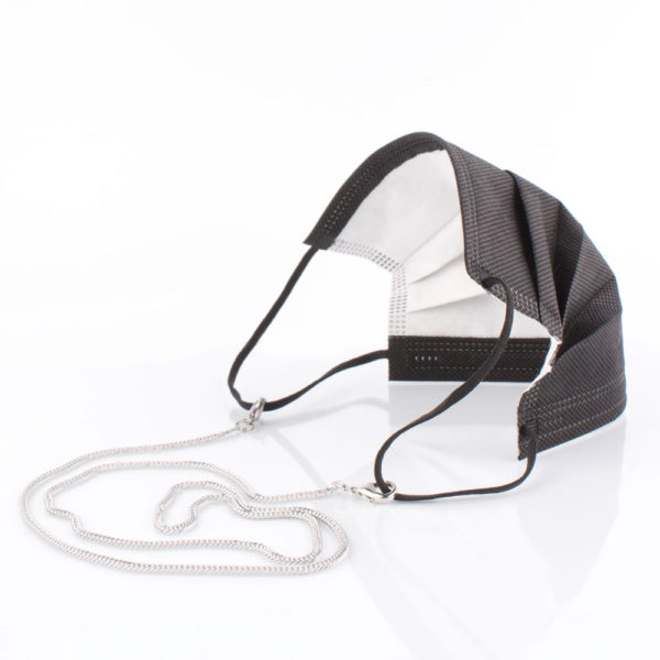 Die Masken Kette aus Edelstahl ist stylisch, edel und zugleich eine effektive Hilfe im Alltag. Hier in silberfarben. Die Panzerkette ist ein Klassiker und findet sich in vielen Accessoires wieder. Zum Beispiel in den Tragriemen von den angesagten Handtaschen. Damit Du nicht ständig Deine Maske aus der Tasche holen musst, oder in der Hand hältst, hängst Du die Maske einfach um den Hals. Die zwei Karabinerverschlüsse klemmst Du einfach an die Maske. Diese Edelstahlkette aus Panzerkettengliedern ist eine zarte Ausführung und ist leicht. Die Panzerkette glitzert durch die facettierten Glieder. Sie sieht wie Silber aus.