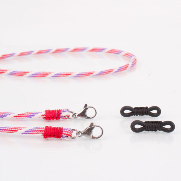 Lila Pink Weiss ist stylisch und Du bist bereit für den Sommer. Das Brillenband ist eine effektive Hilfe im Alltag. Das Band besteht aus Paracordband und Nylon. Der Karabiner ist aus Metallguss. Damit Du nicht ständig Deine Brille aus der Tasche holen musst, oder irgendwo ablegst und sie nicht wiederfindest, hängst Du sie einfach mittels der Gummischlaufen aus Naturkautschuk um den Hals. Wahlweise kannst Du das Band auch nur mit dem Karabiner nutzen, indem Du die Gummischlaufen aus den Karabinern löst und einfach die Bänder von Deiner Maske an die Karabiner klemmst. Somit hast Du eine Maskenkette, die Du auch um den Hals, beziehungsweise unterm Shirt tragen kannst, wenn Du sie nicht brauchst. Allzeit gut vorbereitet.