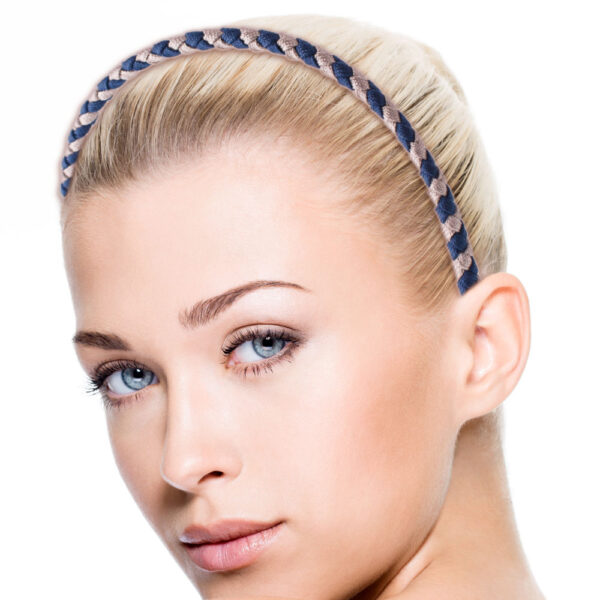 Creme und marineblau. Hanseatischer Look. Der Norden lässt grüßen. Haarreifen umrahmen Dein Gesicht und kleiden Deine Haare. Für den Sommer, aber auch für das gesamte Jahr sind sie ein Must Have. Der Haarreifen hat eine Stärke von 8 mm und ist somit ein dünner Haarreifen. Er ist mit einem Metallkern versehen und umflochten aus 5 mm breitem Nylonband. Die verschiedenen Farben lassen den Haarreifen in Deinem Haar besonders auffallen. Die Enden sind mit goldenem Latex versiegelt. Die Haarreifen drücken überhaupt nicht und lassen sich ganz wunderbar tragen. Durch die geflochtene Oberfläche hält sich der Haarreifen fest im Haar. Die Farben creme und marineblau. Da lässt der Norden grüssen. Im dunklen als auch im hellen Haar. Entdecke Deine Lieblingskombination.